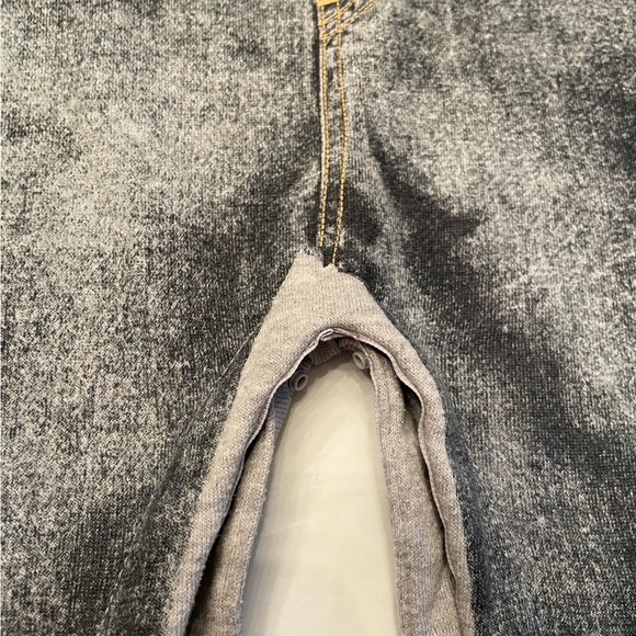 👶 Levi’s Baby Onesie: Denim Overall Print -  Size 12 Month 👶 - Picture 5 of 9